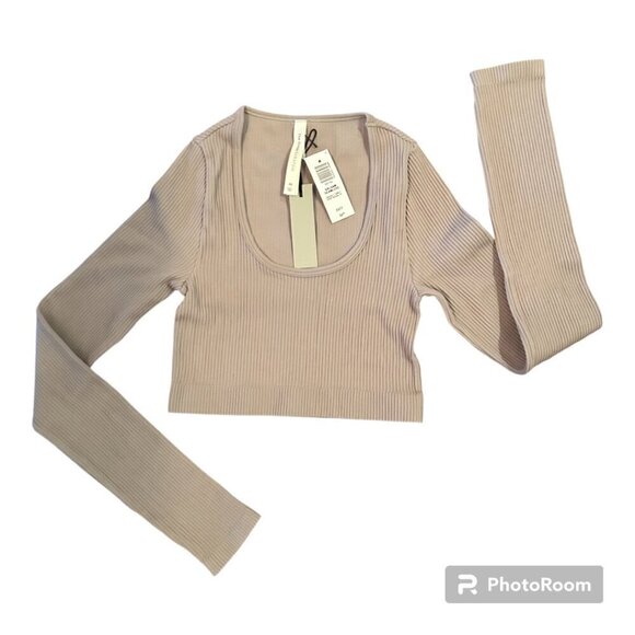 Babaton Tops - NWT Babaton Sculpt Ribbed Scoop Neck Cropped Longsleeve Size XS Seamless ARITZIA